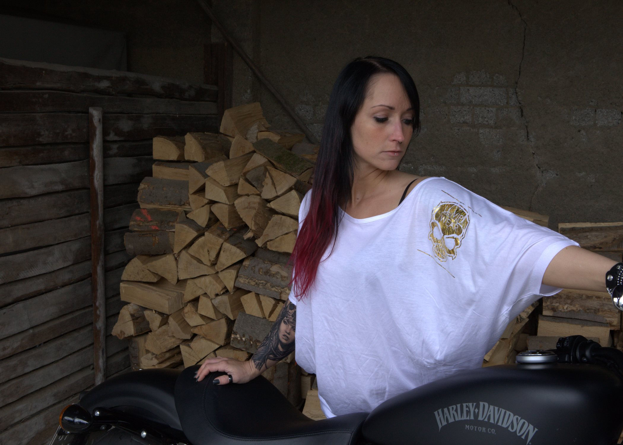 LLvip WEAR -GOLD SKULL- T-Shirt