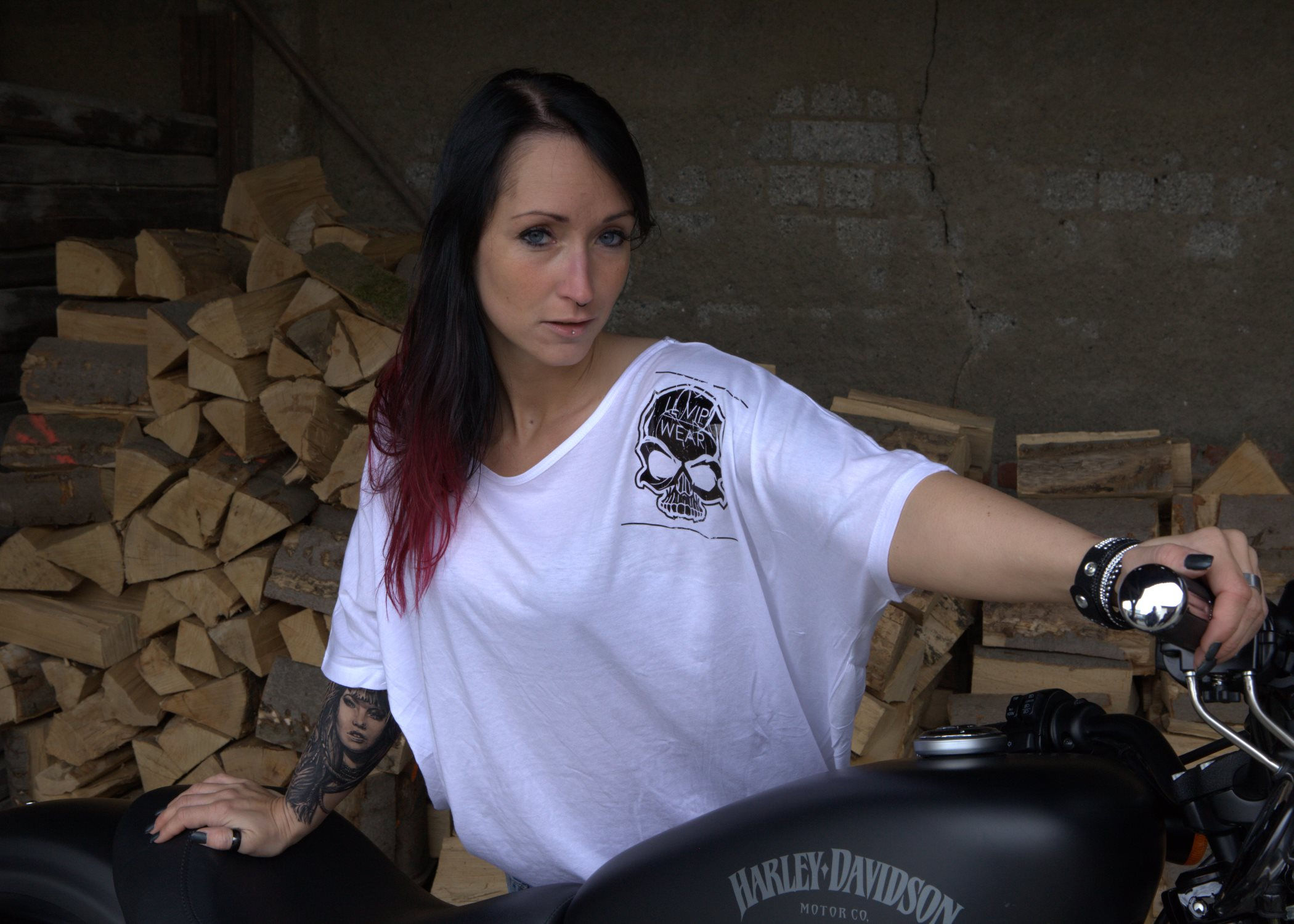 LLvip WEAR -BLACK SKULL- T-Shirt