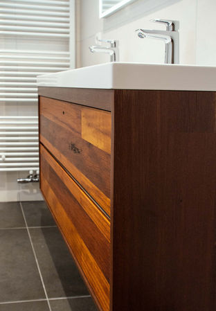 Badkamermeubel van jatoba en bankirai. Deze houten badkamerkast is op maat gemaakt voor onder de wastafel.