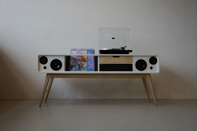 Custom audiomeubel met ingebouwde speakers en NAD versterker.