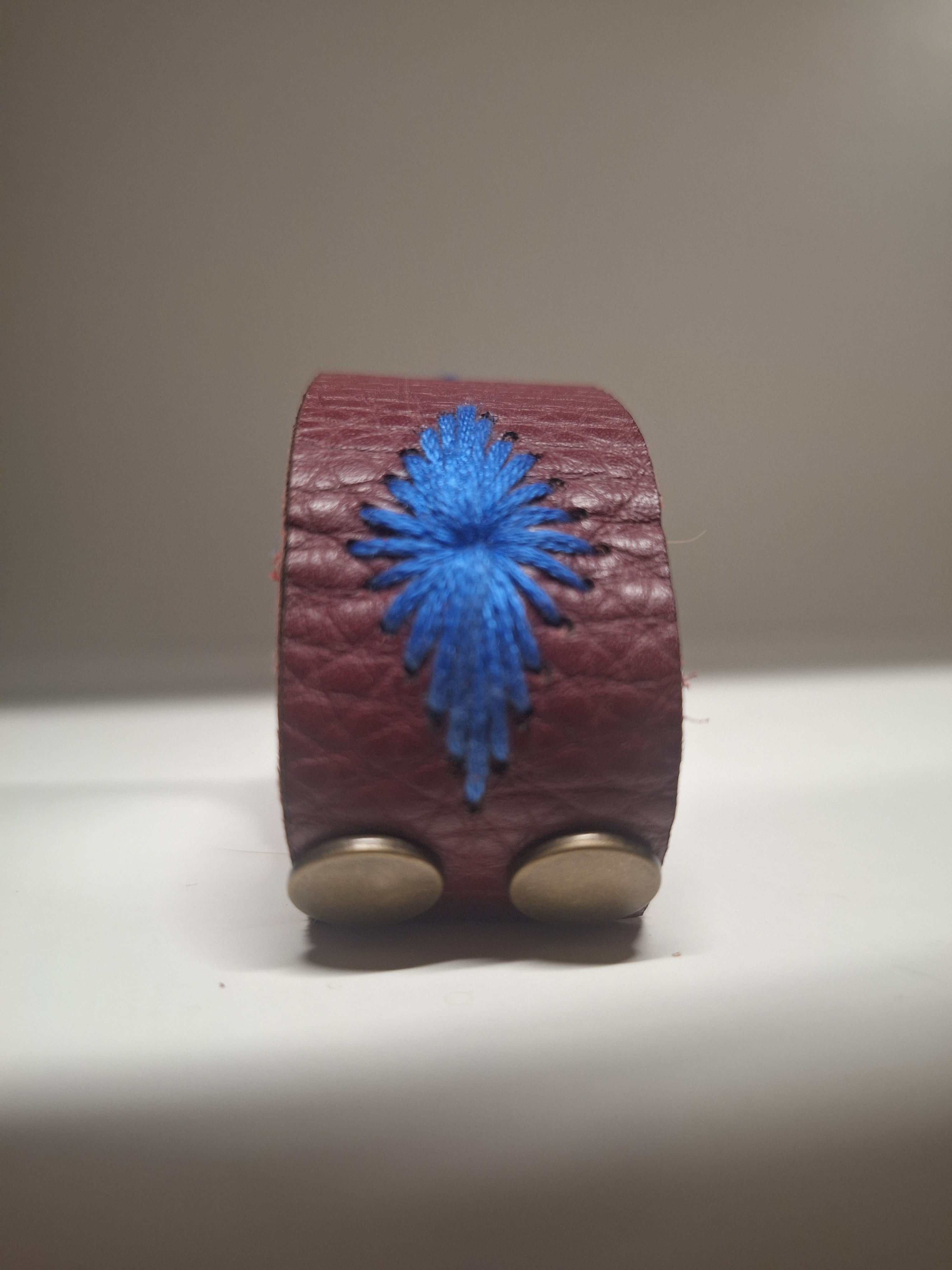 Lederen armband – Handgemaakt met blauwe bloem