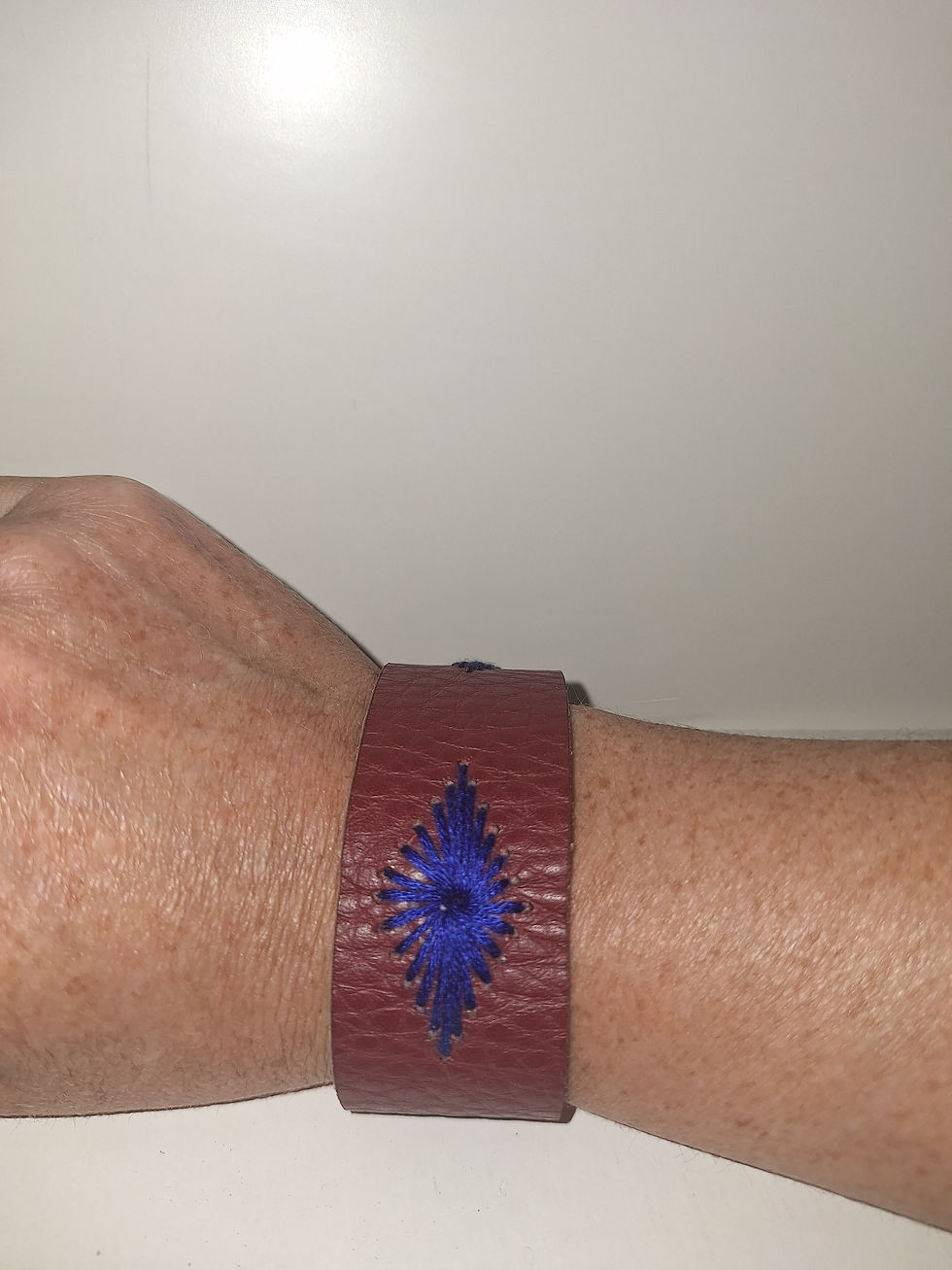 Thumbnail: Lederen armband – Handgemaakt met blauwe bloem