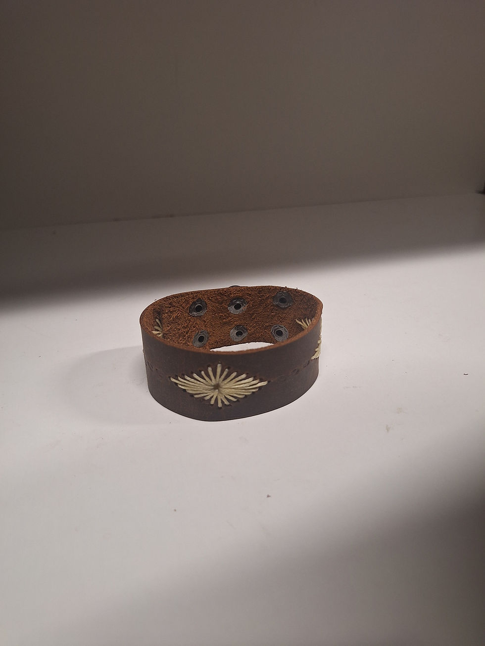 Thumbnail: Lederen armband – Drie handgestikte bloemen