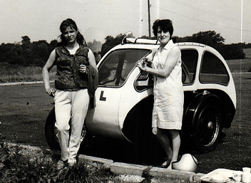 Anne Harteveld and her mother Betty Gold