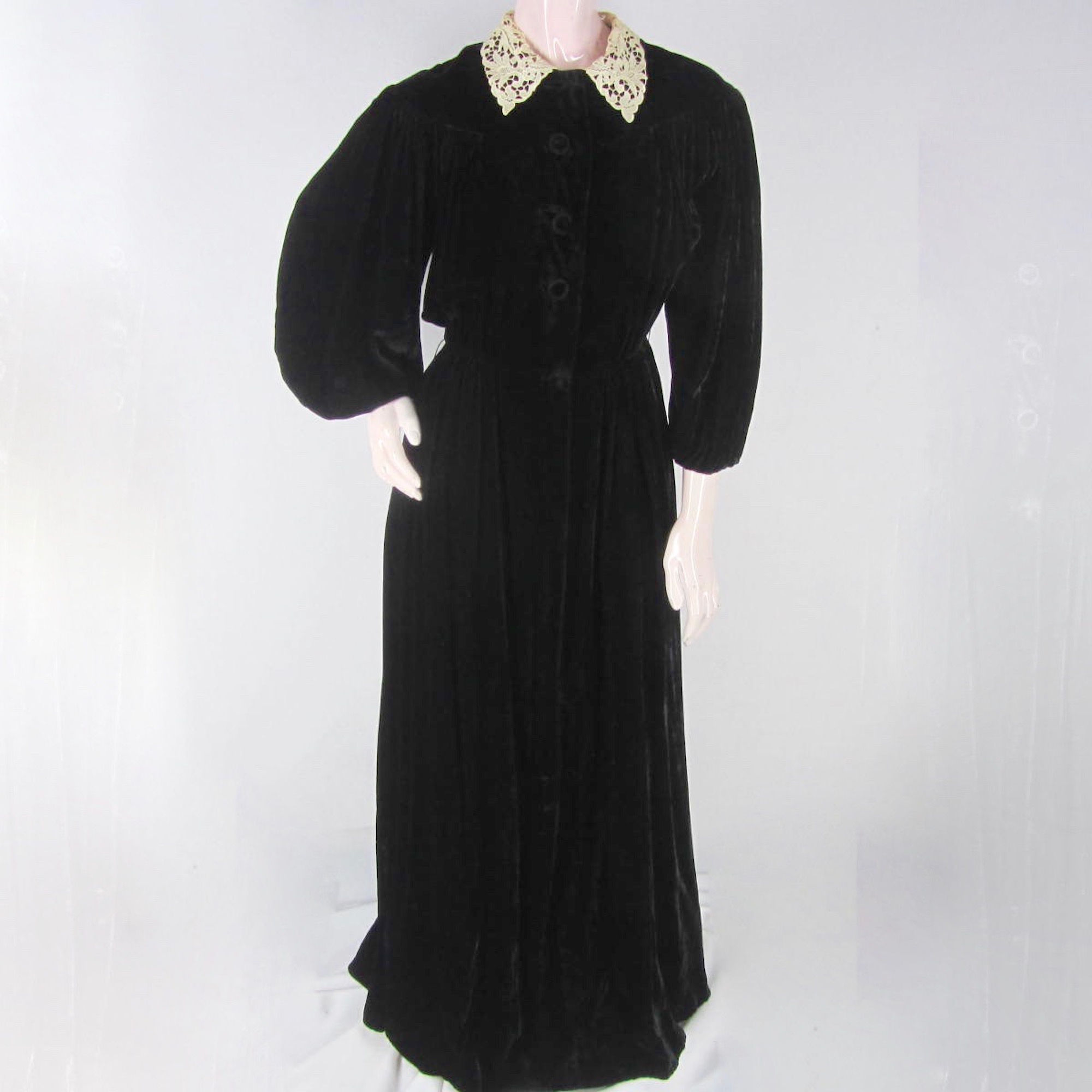 Long dressing gown with lace collar