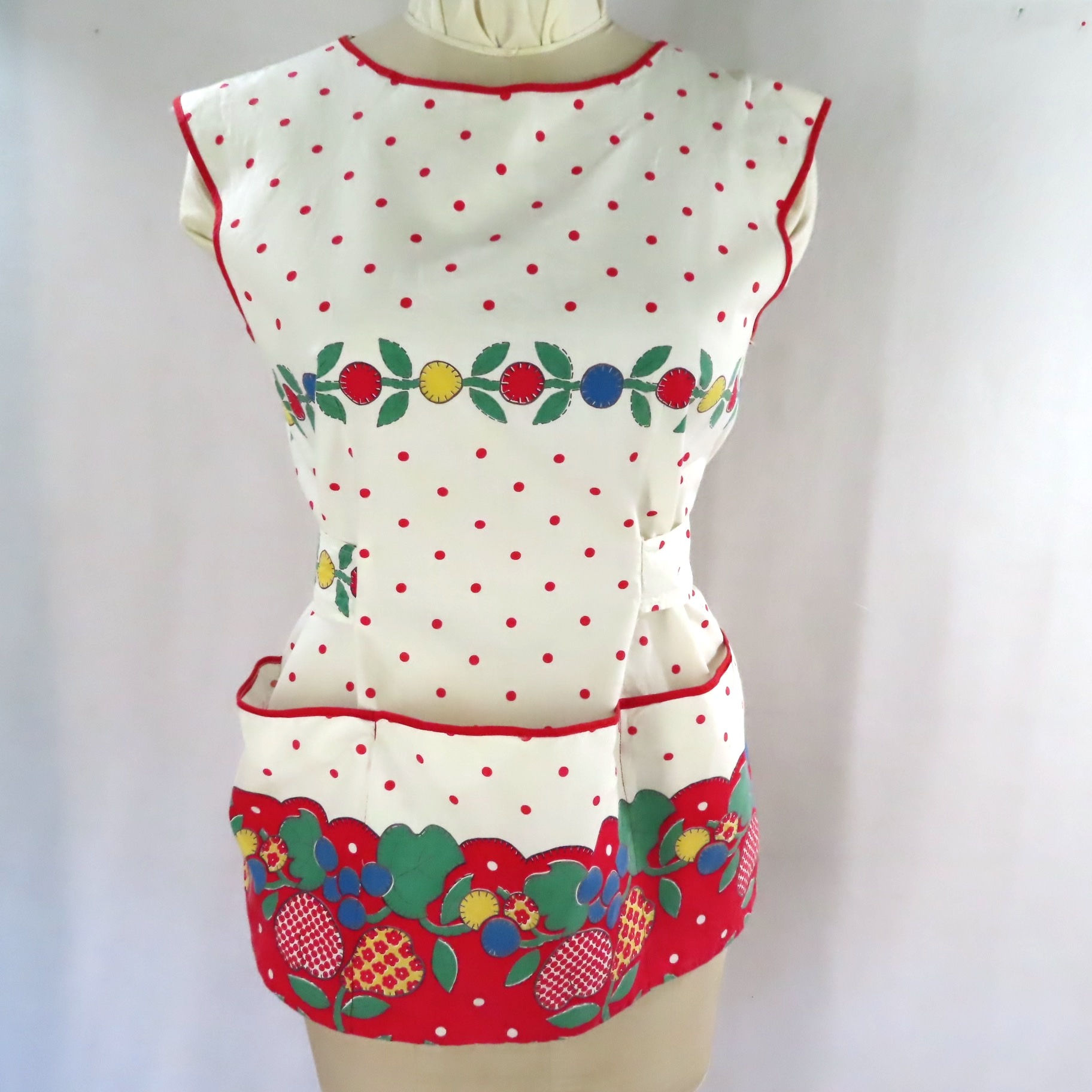 Vintage 50s cobbler style apron with fruit print border