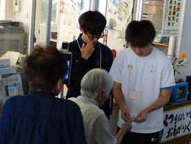 社会福祉協議会へ３名の高校生が、自発的にボランティアとしてやってきてくれました。