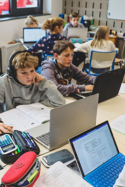 Leerlingen werkend op computers