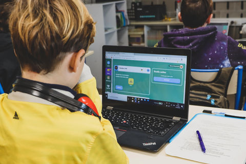 Leerling maakt een taak op Cleverkids