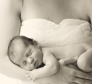 Bébé dans les bras de sa mère