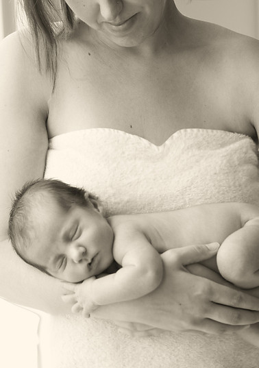 Bébé dans les bras de sa mère