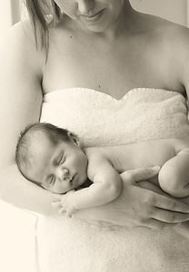 Bébé dans les bras de sa mère