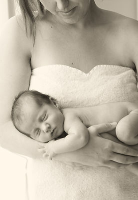 Bébé dans les bras de sa mère