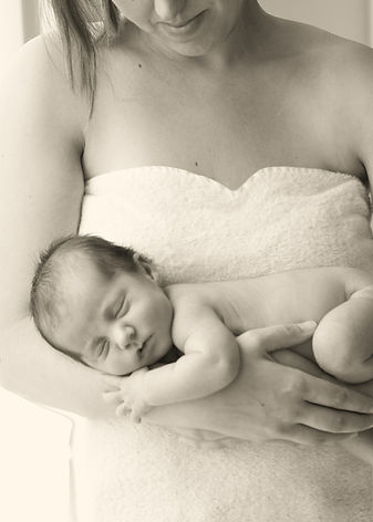 Bambino in braccia della madre