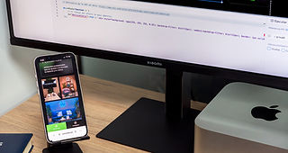 Líneas de código en monitor y web móvil en smartphone