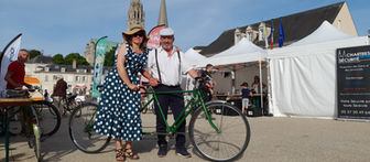 Jean et Lagitte posent avec leur tandem devant la cathédrale de Chartres