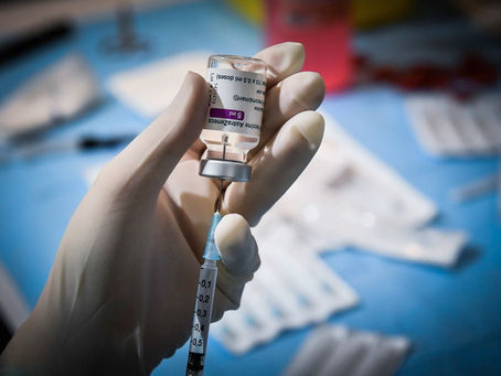 Vaccini, via libera ad AstraZeneca per gli over-65