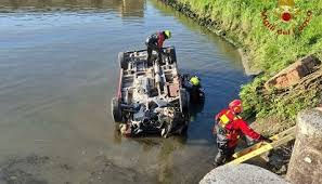 Minivan finisce dentro un canale nel Veneziano, tre morti
