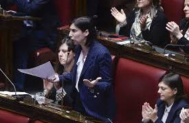 Schlein “Governo Meloni vive chiuso nel palazzo, no a larghe con intese con FI”