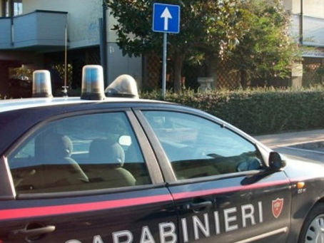 Spara da terrazzo e colpisce operaio straniero, denunciato
