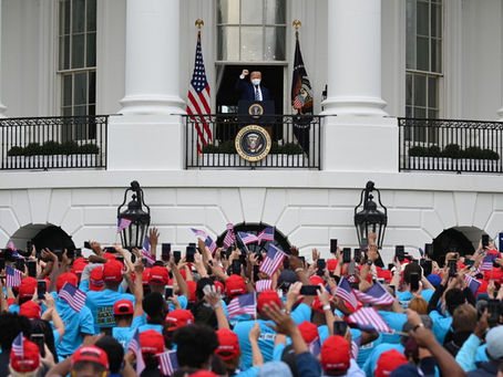 Show alla Casa Bianca. Trump parla alla folla, molti senza mascherina