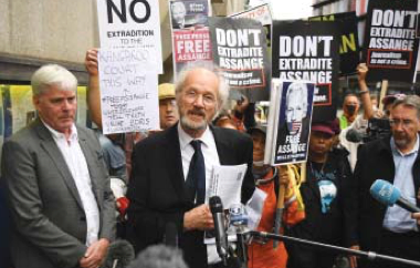 Via al processo a Londra