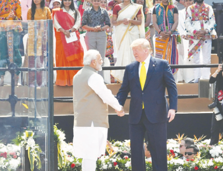 Trump, bagno di folla in India
