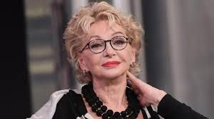 A Roma l’ultimo saluto a Enrica Bonaccorti, fiori bianchi e le note de “La lontananza” e “II cielo”