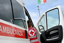 Catanzaro, si lancia dal balcone con i figli: muoiono mamma e due bambini, una è grave