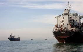 Due petroliere iraniane riescono a superare lo Stretto di Hormuz. Teheran avverte “Blocco navale Usa viola il cessate il fuoco”. Trump “Guerra quasi finita