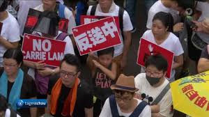 Hong Kong: migliaia in piazza