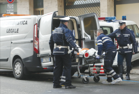 Ammazza la moglie e si lancia
dalla finestra