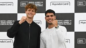 Alcaraz batte Sinner in due set nell’esibizione di Seul, momenti di show nella prima del 2026 tra i due big