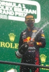 Verstappen trionfa nella pioggia