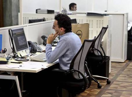 Borsa: Milano chiude debole, giù Saipem