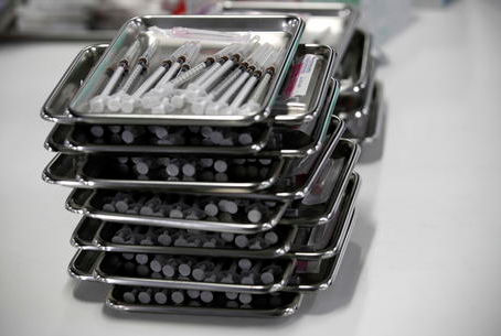 Covid: allarme Oms, mancano le siringhe per il 2022