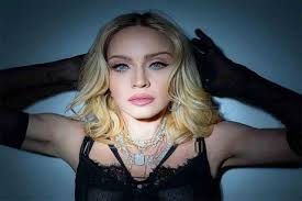 Per Madonna 67esimo compleanno a Siena con un bacio ai fan