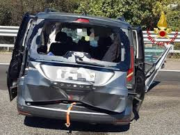 Auto si schianta contro un guard rail sulla tangenziale di Milano, due feriti gravi