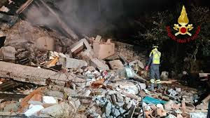 Crolla villetta per un’esplosione nel Lucchese, un morto e una donna dispersa