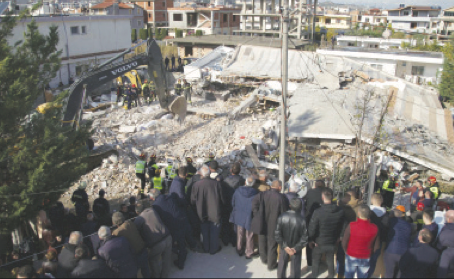 Albania, si scava tra le macerie