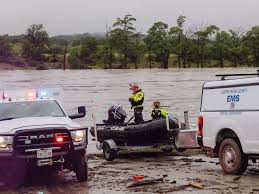 Alluvioni in Texas, il fiume esonda e travolge i campi estivi: 24 morti e almeno venti dispersi