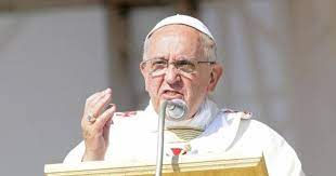 Papa: la violenza sulle donne è come satanismo