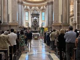 Milano si stringe nell’ultimo saluto ad Arnaldo Pomodoro