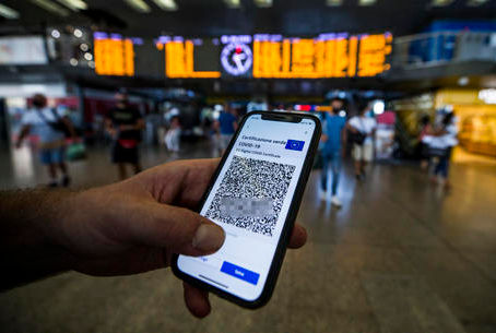 Covid: A ottobre il Green pass esteso. Nodo per obbligo su Tpl