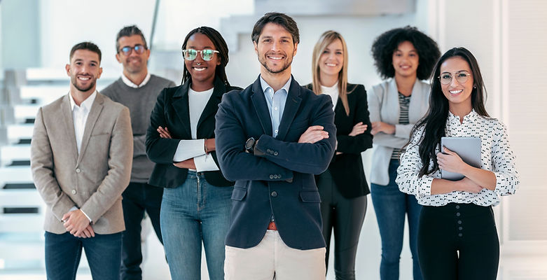 Sieben Personen stehen im Business-Outfit nebeneinander. Sie stehen symbolisch für unsere Seite "Für Unternehmen".