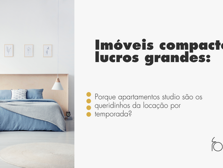 Quarto moderno com cama azul e decoração minimalista ao lado de arte digital com o título “Imóveis compactos, lucros grandes: por que studios são os queridinhos da locação de temporada” e logotipo da Fonte.