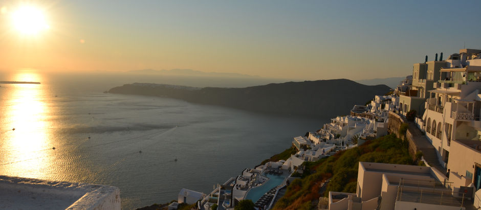 Santorini: luce bianca, mare blu e tramonti indimenticabili