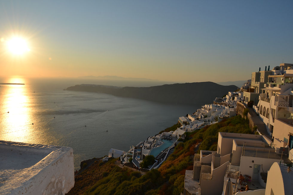 Santorini: luce bianca, mare blu e tramonti indimenticabili