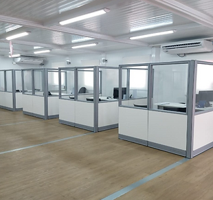 Foto de um container acoplado da MG Block Containers, formando uma estrutura ampliada e versátil. Essa configuração modular é perfeita para criar espaços maiores, como escritórios temporários, áreas de convivência ou instalações comerciais, oferecendo flexibilidade, segurança e eficiência em qualquer tipo de projeto.