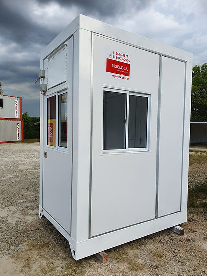 Imagem de uma guarita de container da MG Block Containers, construída com estrutura de aço reforçado para segurança e durabilidade. Equipada com janelas de visualização ampla e isolamento térmico, a guarita é ideal para controle de acesso em obras, eventos e espaços comerciais. Solução prática e resistente para segurança em locais de alta movimentação.
